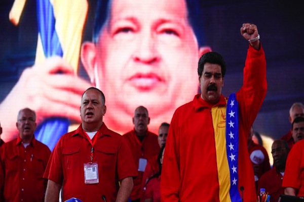Maduro Chavez detrás