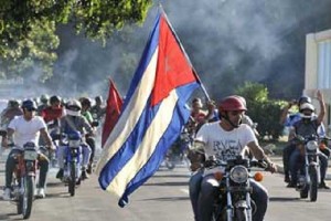 Motoristas de la Seguridad del Estado (policía política cubana) desfilan en La Habana_arhivo