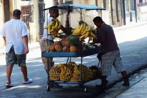 Vededores ambulantes de frutas, Cuba_archivo