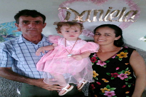 La niña Daniela Hernández Paz junto a sus padres_foto cortesía de la autora