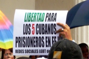 Marcha del CENESEX politizada. Muestra una propaganda a favor de espias cubanos_archivo