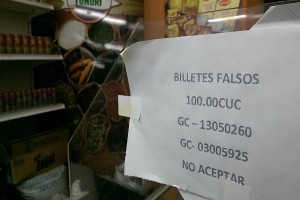 Aviso en la tienda Yumurí, en Centro Habana, sobre los billetes falsificados_foto del autor