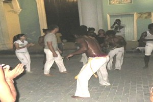 Capoeiristas en la Roda. Plaza Vieja. Catedral de La Habana. FOTO Aquino