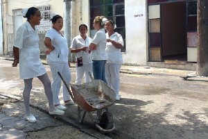 Profesionales de la Salud trabajan en el caso de  los difuntos de la calle Vives, en La Habana Vieja_foto de Manuel Alberto Morejón