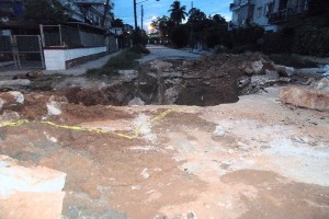 Cráter que dejó la explosión en la calle Milagros, de 10 de Octubre, en la capital_foto cortesía de Miladys Carnel
