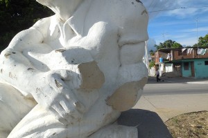Foto lateral en la que se aprecia el daño ocasionado a la parte de la escultura donde estaban la guitarra y el brazo derecho del trovador- Foto RQH