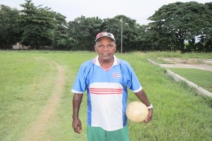 Oscar Folcae, conocido como “El Niño”, entrenador de fútbol, de 78 años_foto de Andy Sierra