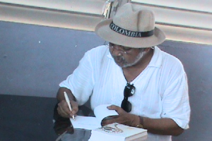Victor Manuel Domínguez firma sus libros
