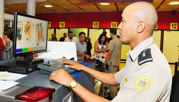 cubanos aduana documentos falsos