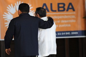 El fallecido presidente de Venezuela Hugo Chávez abraza a Raúl Castro en una cumbre del ALBA_archivo