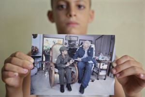 Marlos muestra la foto de su encuentro con Fidel Castro_cubadebate