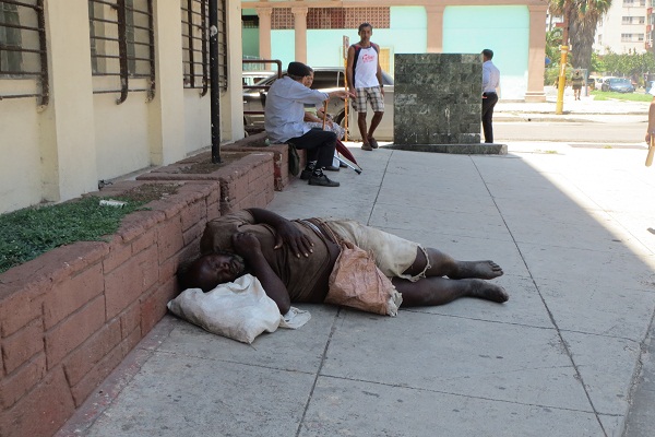 Foto 3. Hombre vagamudo en la calle Linea y M al lado del Banco Metropolitano en el Vedado