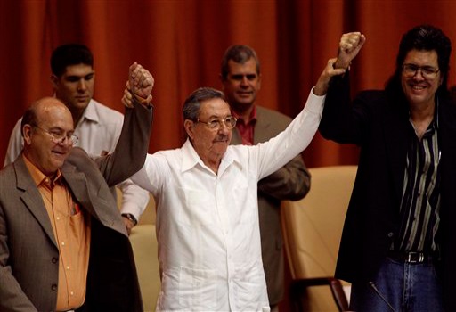 De izquierda a derecha: Miguel Barnet, Raúl Castro y Abel Prieto