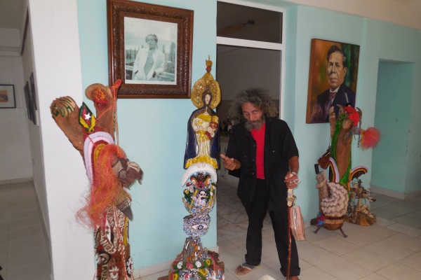Moya al lado de sus  obras La patrona de Cuba y Nelson Mandela, esta última en el extremo izquierdo (foto del autor)