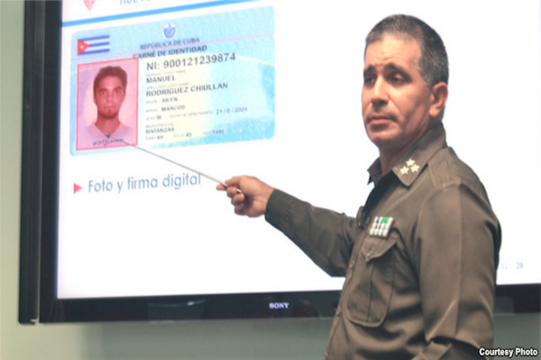 El coronel del Ministerio del Interior Méndez Mayedo, presenta el nuevo carné de identidad