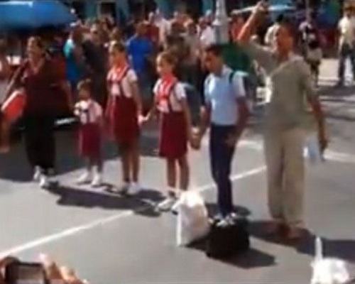 Familia cubana protestando en la vía pública 