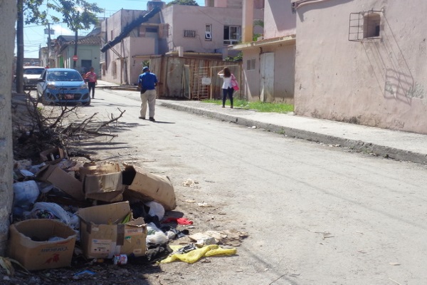 Bote de basura frente a Hospital Materno de Guanabacoa (foto del autor)