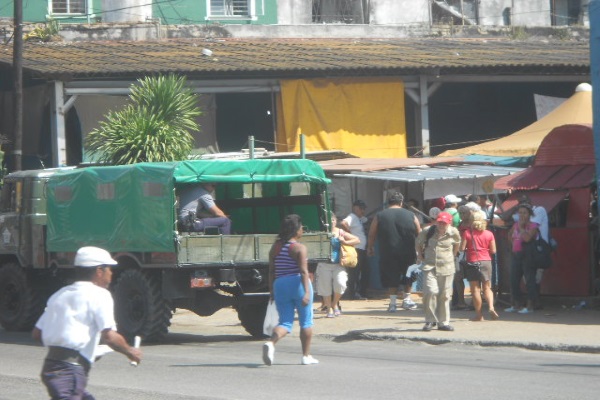 Camión de la policía ala espera de efectuar operativo (foto del autor)