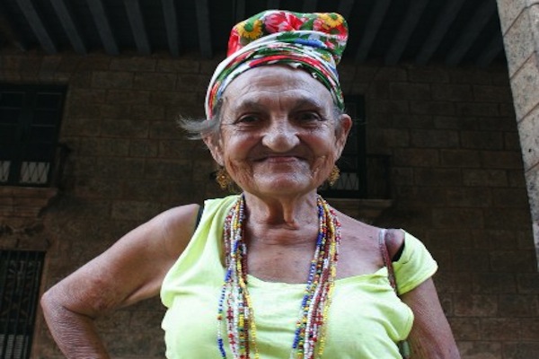 Anciana que vende sus sonrisas