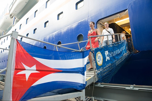 Estudiantes estadounidenses desembarcando en La Habana 