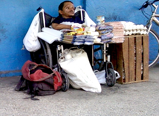 3-Discapacitado en silla de ruedas. Vendedor por cuenta propia. Portales de la calle Monte. Centro Habana. FOTOS Aquino