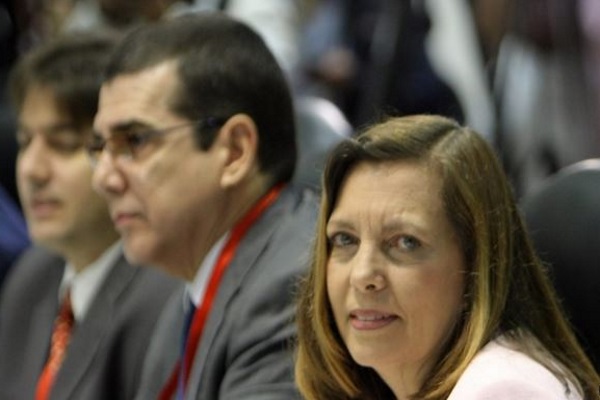 La directora para EEUU del Ministerio de Relaciones Exteriores de Cuba, Josefina Vidal Ferreiro (der.) y José R. Cabañas, jefe de la Sección de Intereses de Cuba en Washington (EFE)