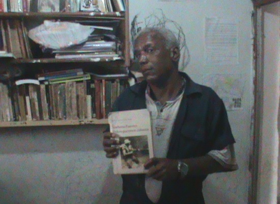 José en la Biblioteca de Yunia (foto del autor)