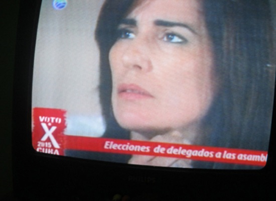 Toma de pantalla donde aparece la actriz brasileña Gloria Pires y delante el cintillo publicitario (foto del autor)