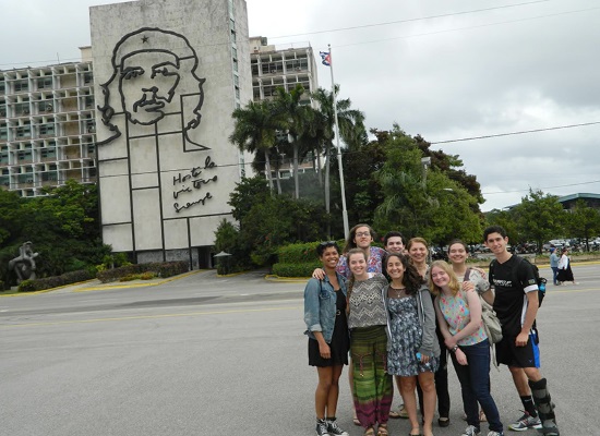 Estudiantes estadounidenses de visita en La Habana a través del programa académico "Semestre en el mar" (foto tomada de Internet)