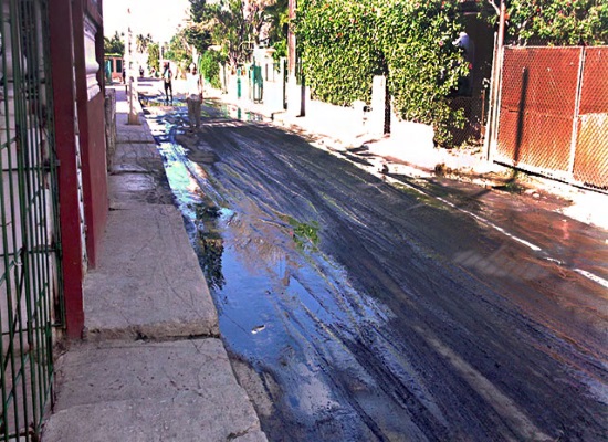 Fosa desbordada en calle habanera (foto de Internet)