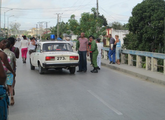 Momento en que detienen a Fariñas (foto del autor)