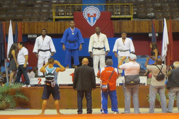 Premiacion de los 100 kg, Angel Granda de matanzas se alzó con la medalla de Oro (foto del autor)