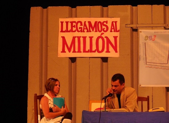 La actriz Yasnay Ricardo junto al actor Miguel Moreno en el cuadro “Oficina Central de Justificaciones" (foto del autor)