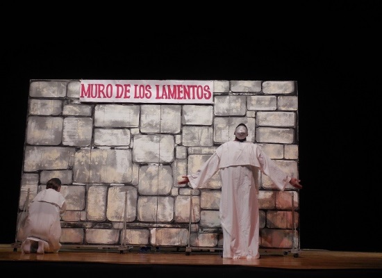 Los actores Yasnay Ricardo y Alexis Ayala en el cuadro  “El muro de los lamentos” (Foto del autor)