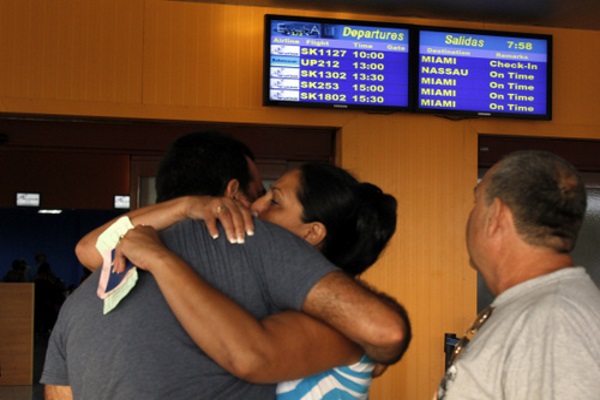 Familiares se despiden en Terminal 2, aeropuerto de La Habana (foto de Internet)