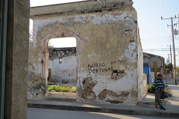 El patrimonio arquitectónico histórico de Puerto Padre desmoronándose (foto del autor)