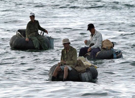 pescadores en gomas