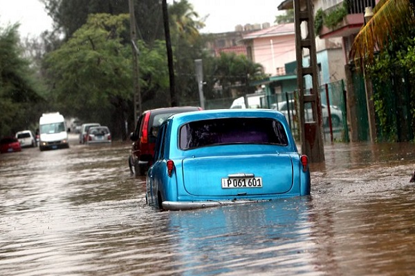 Almendrón varado en calle inundada (foto tomada de Internet)