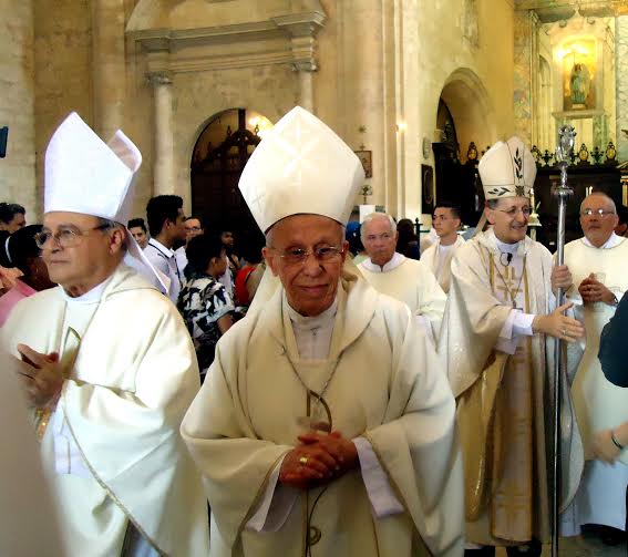 Monseñor Stella al fondo, saludando (foto del autor)