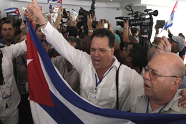 Delegación oficial cubana realizando acto de repudio en Panamá (foto de Internet)