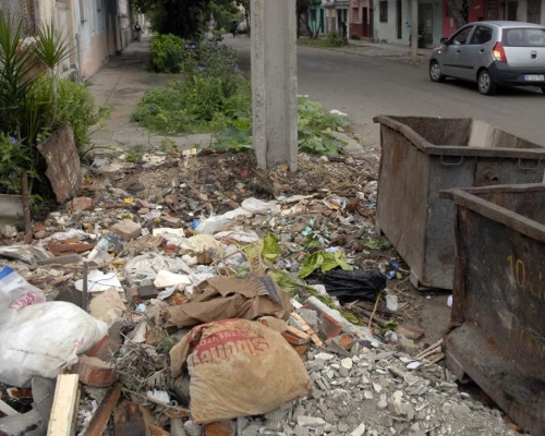 Los tanques de basura limpios en una de las barriadas de Diez de Octubre y en los alrededores abundante escombro (foto de Granma)