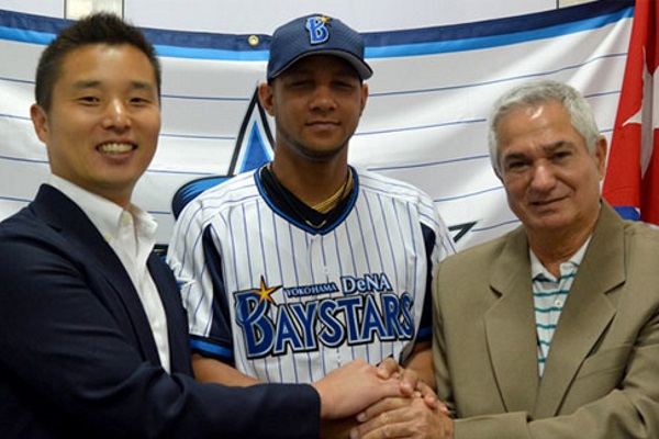  Yulieski Gourriel, al centro, con el uniforme de un club de baseball japonés (foto de Internet)
