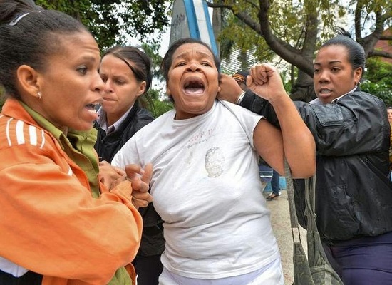 Represión a Damas de Blanco (foto de Internet)