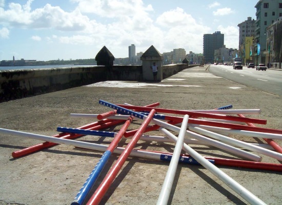 Este montón de maderos alude a la bandera norteamericana. Biena de La Habana (foto de archivo)