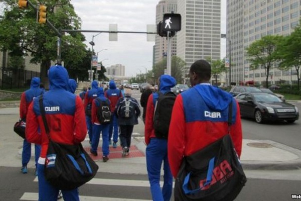 Jugadores de la selección masculina de voleibol de Cuba caminan por las calles de Detroit, Michigan (foto tomada de MartíNoticias)