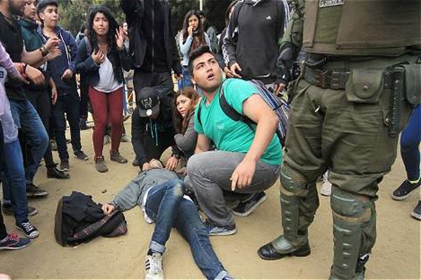 Manifestantes ayudan a uno de los jóvenes baleados (foto del autor)