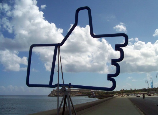 Las personas pueden interactuar con esta mano de Facebook. Indicará la dirección que el espectador desee (foto del autor)