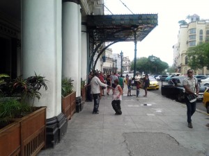 Pareja de ancianos bailando frente al Hotel Inglaterra (foto del autor)