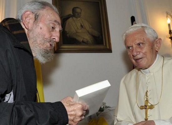 Fidel castro y el papa emérito Joseph Ratzinger (foto de Internet)