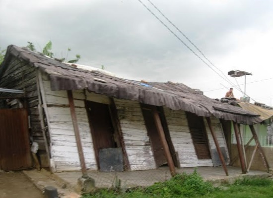 La imagen no está distorsionada, la casa permanece inclinad, como se puede notar la compararla con la vivienda a la derecha (foto del autor)